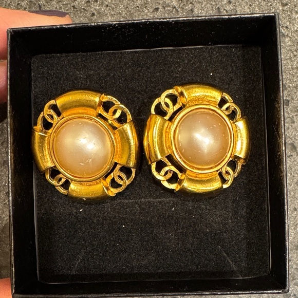 Elegant Chanel Gold-Tone Clip-on Earrings - Picture 7 of 9